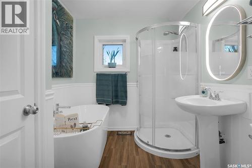 235 J Avenue N, Saskatoon, SK - Indoor Photo Showing Bathroom
