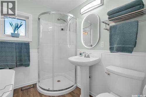 235 J Avenue N, Saskatoon, SK - Indoor Photo Showing Bathroom
