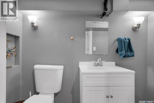 235 J Avenue N, Saskatoon, SK - Indoor Photo Showing Bathroom