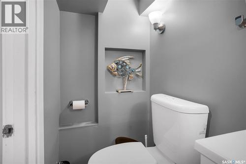 235 J Avenue N, Saskatoon, SK - Indoor Photo Showing Bathroom