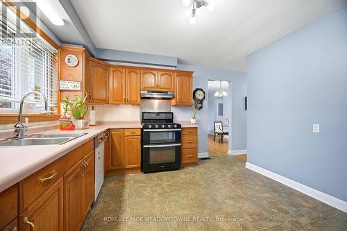2286 Prospect Street Burlington - 2286 Prospect Street, Burlington, ON - Indoor Photo Showing Kitchen With Double Sink