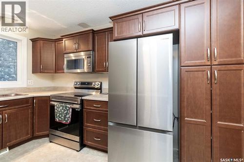 131 Tobin Crescent, Saskatoon, SK - Indoor Photo Showing Kitchen