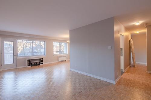 Salon - 406-4555 Av. Bonavista, Montréal (Côte-Des-Neiges/Notre-Dame-De-Grâce), QC - Indoor