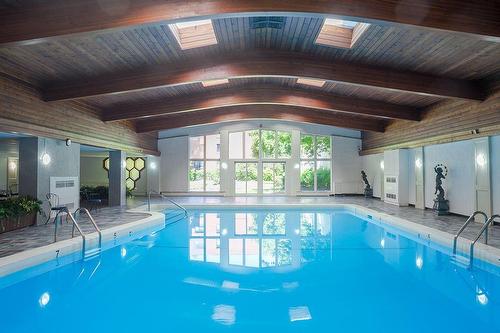Piscine - 406-4555 Av. Bonavista, Montréal (Côte-Des-Neiges/Notre-Dame-De-Grâce), QC - Indoor Photo Showing Other Room With In Ground Pool