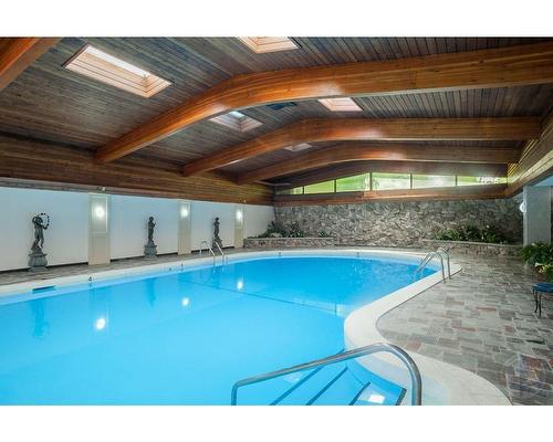 Piscine - 406-4555 Av. Bonavista, Montréal (Côte-Des-Neiges/Notre-Dame-De-Grâce), QC -  With In Ground Pool With Backyard