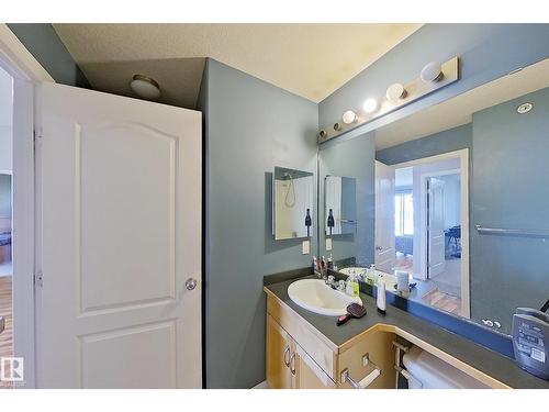 #418 3425 19 St Nw, Edmonton, AB - Indoor Photo Showing Bathroom