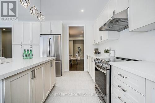 1580 Sharpe Street, Innisfil, ON - Indoor Photo Showing Kitchen With Upgraded Kitchen