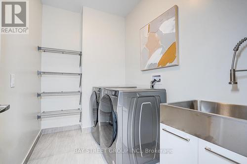 1580 Sharpe Street, Innisfil, ON - Indoor Photo Showing Laundry Room