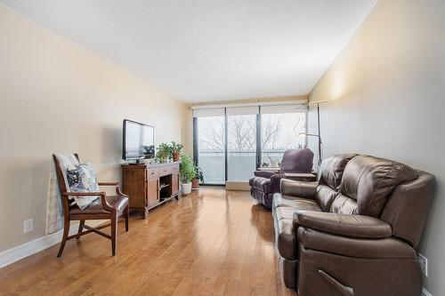 Living room - 715-2555 Av. Du Havre-Des-Îles, Laval (Chomedey), QC - Indoor Photo Showing Living Room