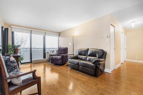 Living room - 715-2555 Av. Du Havre-Des-Îles, Laval (Chomedey), QC - Indoor Photo Showing Living Room