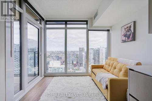 5112 - 1 Concord Cityplace Way, Toronto, ON - Indoor