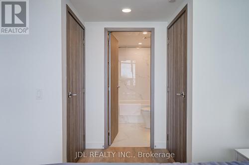 5112 - 1 Concord Cityplace Way, Toronto, ON - Indoor