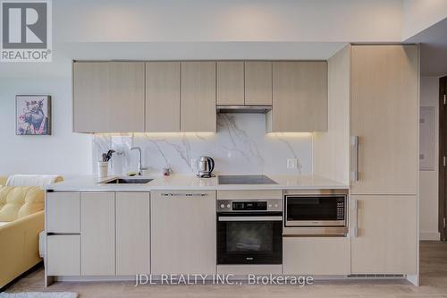 5112 - 1 Concord Cityplace Way, Toronto, ON - Indoor Photo Showing Kitchen