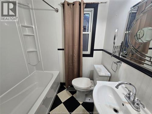 1182 Harrison Avenue, Windsor, ON - Indoor Photo Showing Bathroom