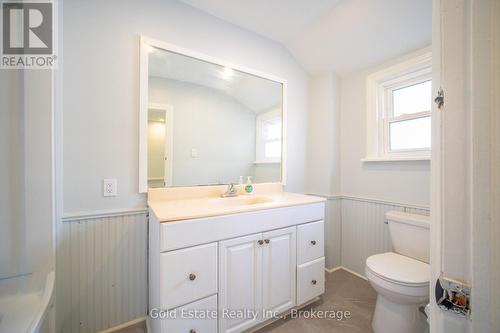 10 Monroe Street N, Cambridge, ON - Indoor Photo Showing Bathroom