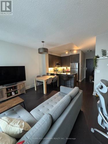 401 - 1185 The Queensway, Toronto, ON - Indoor Photo Showing Living Room