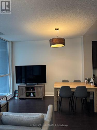 401 - 1185 The Queensway, Toronto, ON - Indoor Photo Showing Living Room