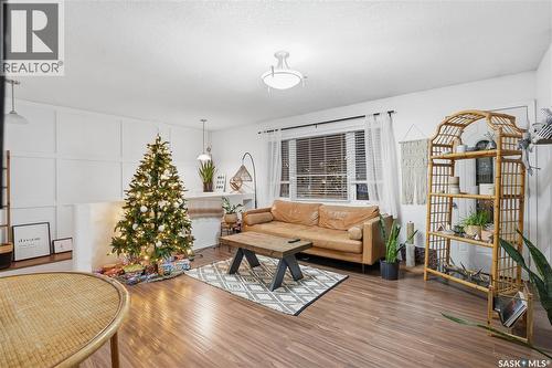 600 Mullin Avenue E, Regina, SK - Indoor Photo Showing Living Room