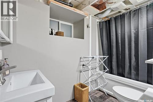 600 Mullin Avenue E, Regina, SK - Indoor Photo Showing Bathroom