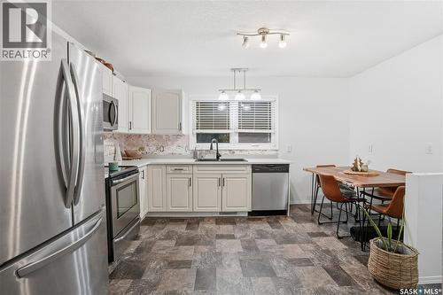 600 Mullin Avenue E, Regina, SK - Indoor Photo Showing Kitchen With Upgraded Kitchen