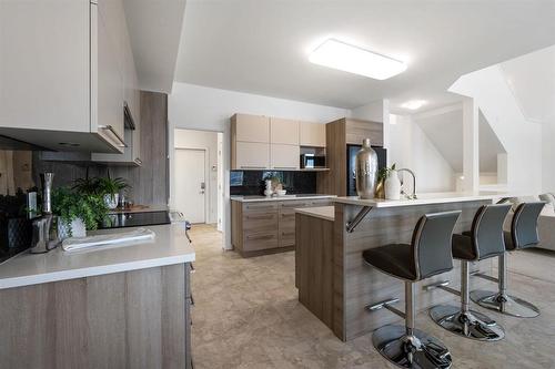 43 Trailside Crescent, Winnipeg, MB - Indoor Photo Showing Kitchen With Upgraded Kitchen