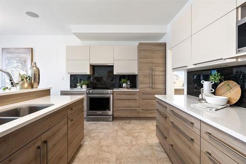 43 Trailside Crescent, Winnipeg, MB - Indoor Photo Showing Kitchen With Double Sink