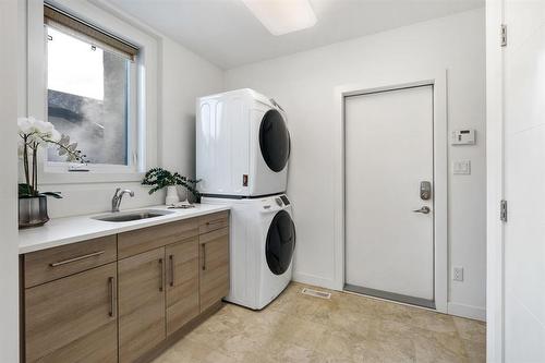 43 Trailside Crescent, Winnipeg, MB - Indoor Photo Showing Laundry Room