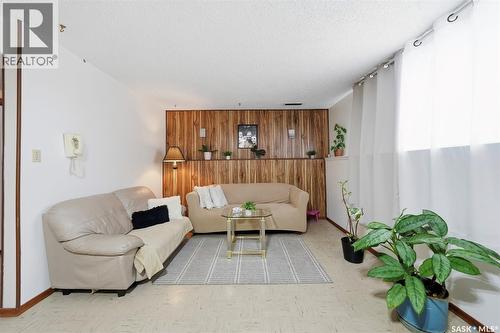 106 112Th Street W, Saskatoon, SK - Indoor Photo Showing Living Room