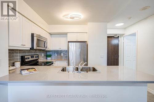 627 - 25 Lower Simcoe Street, Toronto, ON - Indoor Photo Showing Kitchen With Double Sink