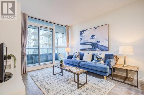 627 - 25 Lower Simcoe Street, Toronto, ON - Indoor Photo Showing Living Room