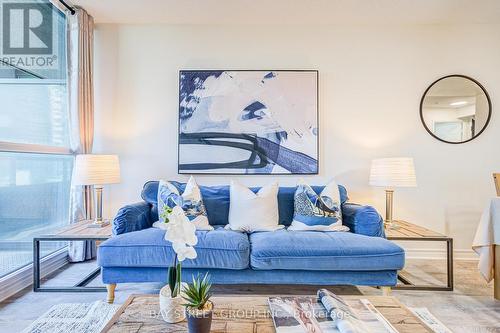627 - 25 Lower Simcoe Street, Toronto, ON - Indoor Photo Showing Living Room