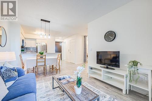 627 - 25 Lower Simcoe Street, Toronto, ON - Indoor Photo Showing Living Room