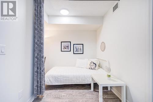 627 - 25 Lower Simcoe Street, Toronto, ON - Indoor Photo Showing Bedroom