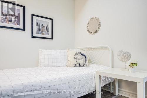 627 - 25 Lower Simcoe Street, Toronto, ON - Indoor Photo Showing Bedroom