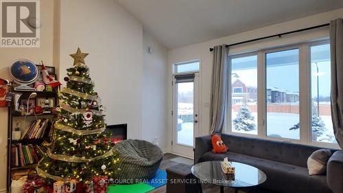 2969 Murphy Place, Innisfil, ON - Indoor Photo Showing Living Room