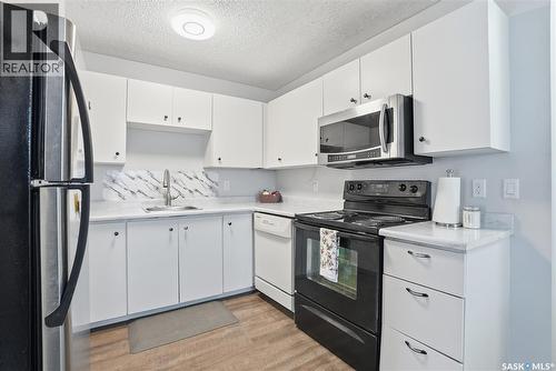 203A Dunlop Street, Saskatoon, SK - Indoor Photo Showing Kitchen