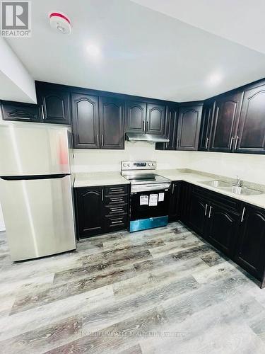 19 Exhibition Crescent, Brampton, ON - Indoor Photo Showing Kitchen