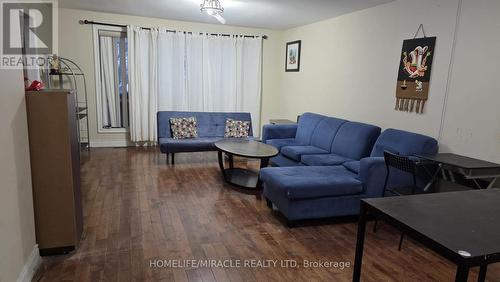 7166 Shallford Road, Mississauga, ON - Indoor Photo Showing Living Room