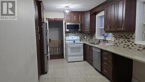 7166 Shallford Road, Mississauga, ON - Indoor Photo Showing Kitchen With Double Sink