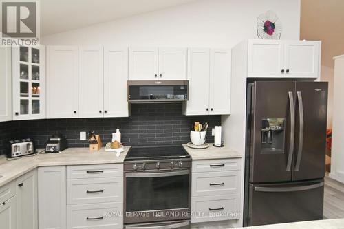 9904 Lake Road, Lambton Shores (Kettle Point), ON - Indoor Photo Showing Kitchen With Upgraded Kitchen