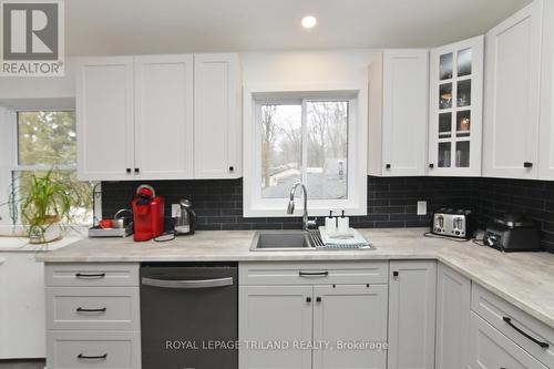 9904 Lake Road, Lambton Shores (Kettle Point), ON - Indoor Photo Showing Kitchen