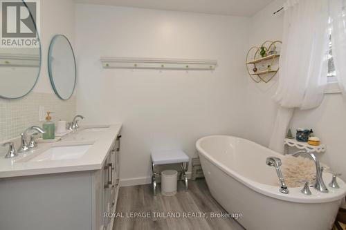 9904 Lake Road, Lambton Shores (Kettle Point), ON - Indoor Photo Showing Bathroom