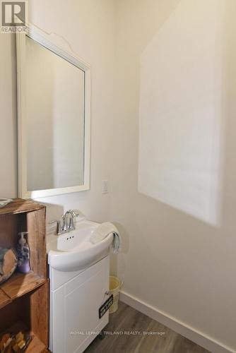 9904 Lake Road, Lambton Shores (Kettle Point), ON - Indoor Photo Showing Bathroom