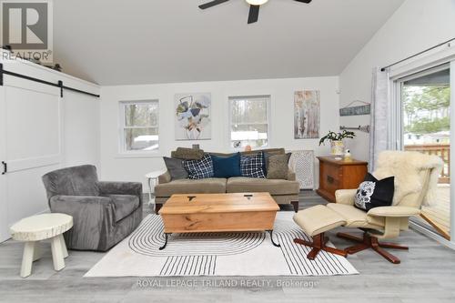 9904 Lake Road, Lambton Shores (Kettle Point), ON - Indoor Photo Showing Living Room