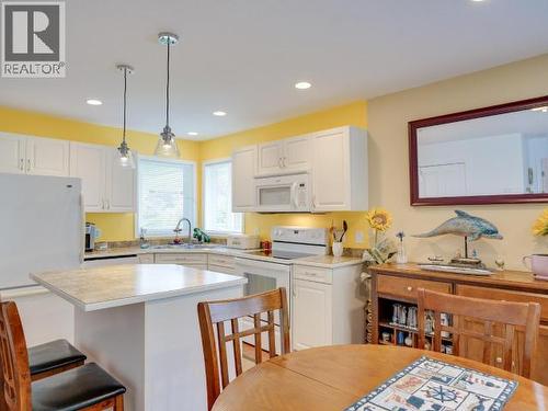 24-4415 Manson Ave, Powell River, BC - Indoor Photo Showing Kitchen