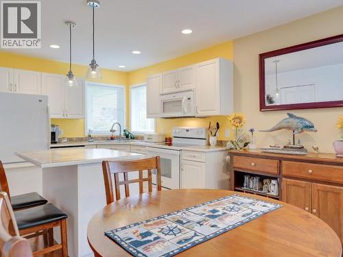 24-4415 Manson Ave, Powell River, BC - Indoor Photo Showing Kitchen