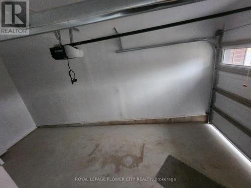 7432 Baycrest Common, Niagara Falls, ON - Indoor Photo Showing Garage