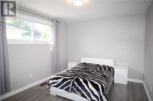 4 Purnell Drive, Hamilton, ON - Indoor Photo Showing Bedroom