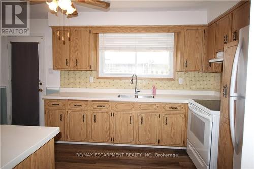 4 Purnell Drive, Hamilton, ON - Indoor Photo Showing Kitchen