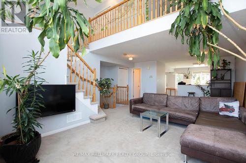 16 Briston Private, Ottawa, ON - Indoor Photo Showing Living Room